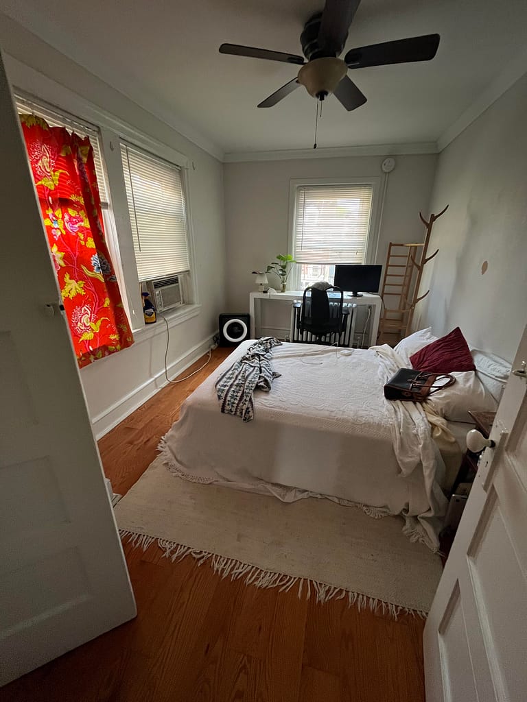 How to Organize a Small Bedroom: Ultimate Guide 2